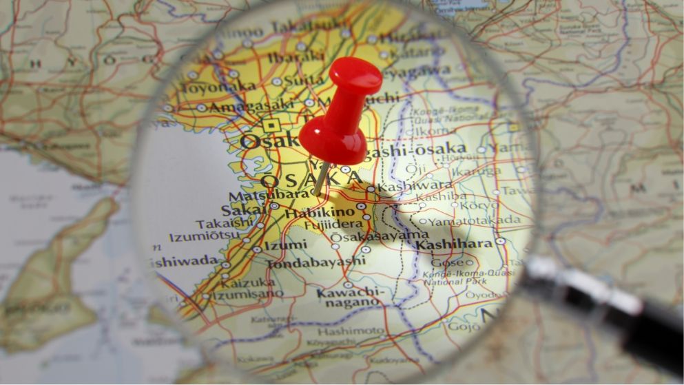 地図を虫メガネで見ている画像